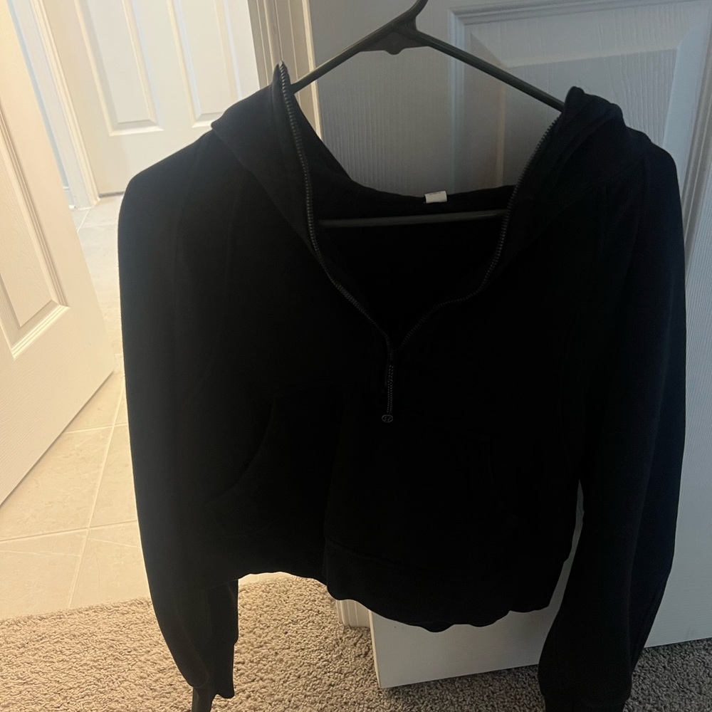Black cropped lululemon scuba